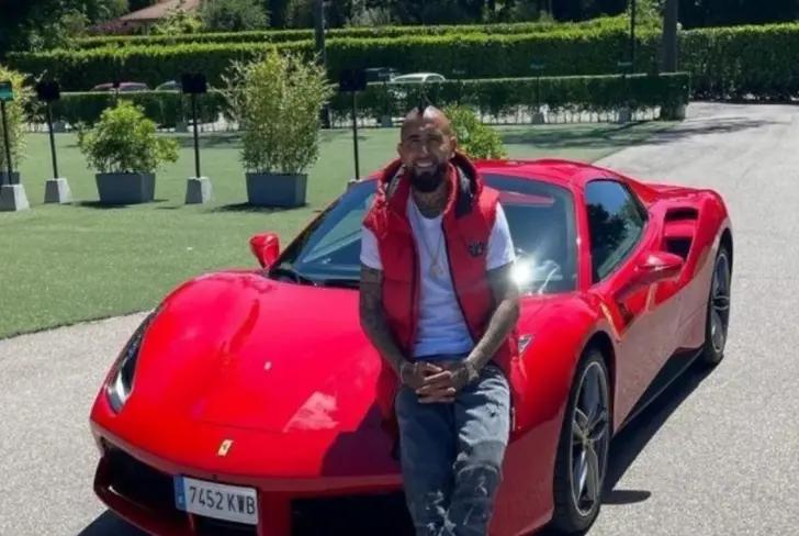 Arturo Vidal y su Ferrari 488 GTB (Foto tomada de: Redes sociales)