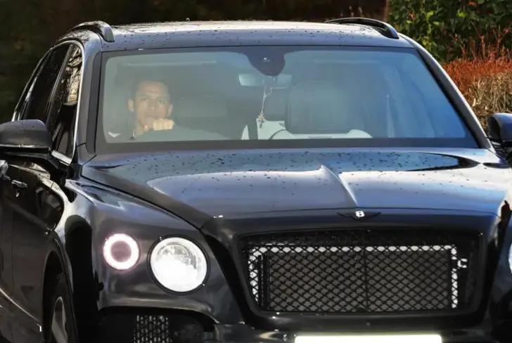 Alexis Sánchez y su Bentley Bentayga Black (Foto tomada de: Redes sociales)