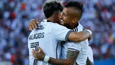 Carlos Palacios y Arturo Vidal celebrando un gol en Colo Colo.