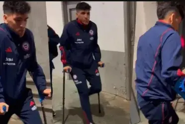El futbolista de la Selección chilena tuvo que salir en muletas.