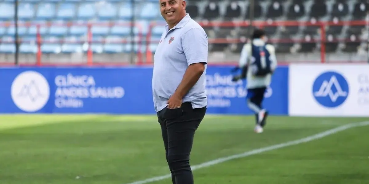 El técnico sensación de la temporada recién pasada en el fútbol chileno, tuvo un gesto con la U. de Chile que desató los rumores de su cercanía. 