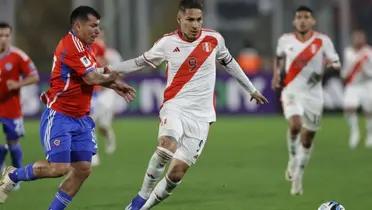 Gary Medel enfrentando a Paolo Guerrero en el clásico del Pacífico. 