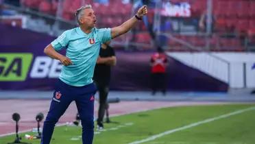 Gustavo Álvarez dirigiendo a Universidad de Chile.