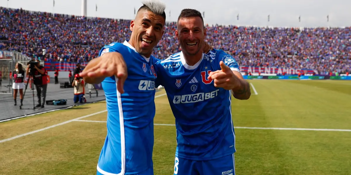 Leandro Fernández y Luciano Pons celebrando con la camiseta de la U. 