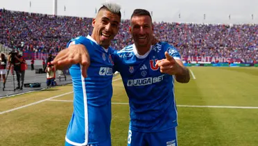 Leandro Fernández y Luciano Pons celebrando con la camiseta de la U. 
