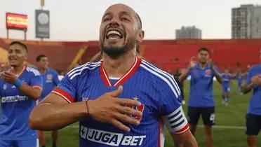 Marcelo Díaz celebrando con la camiseta de Universidad de Chile. 