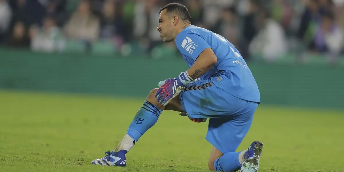 A falta de pocos minutos para el final del partido fue que el meta sintió molestias musculares.