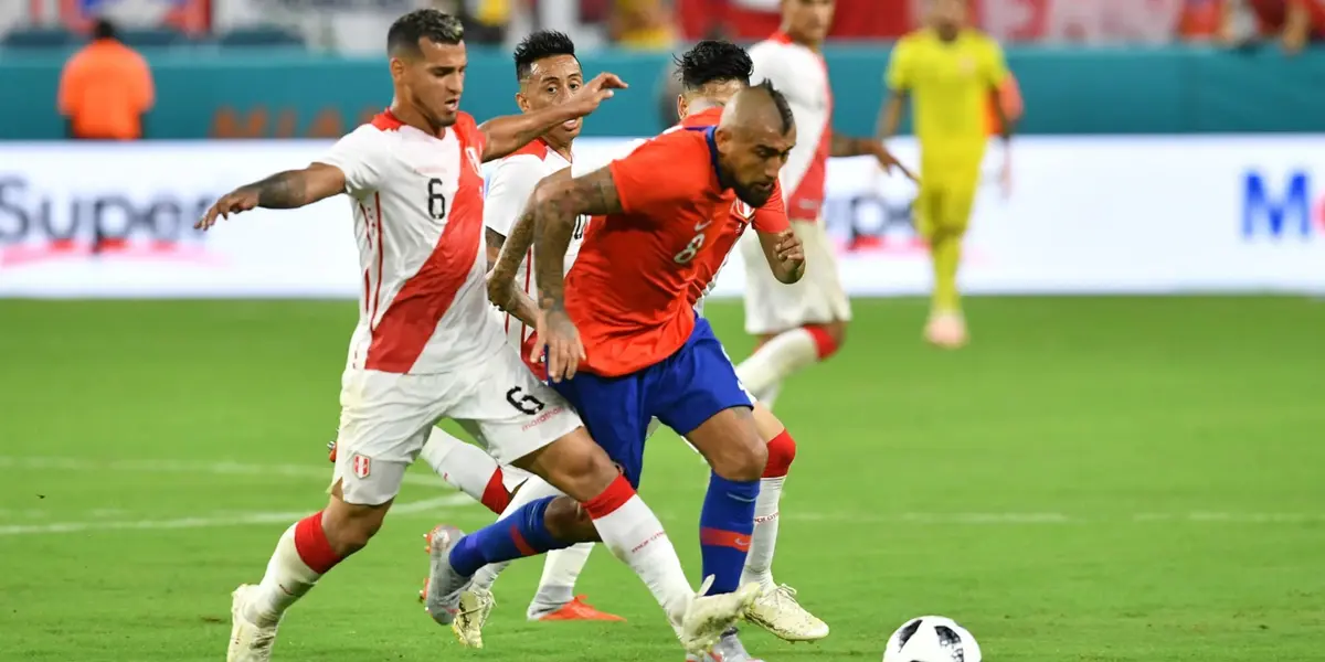 Arturo Vidal mira a Perú