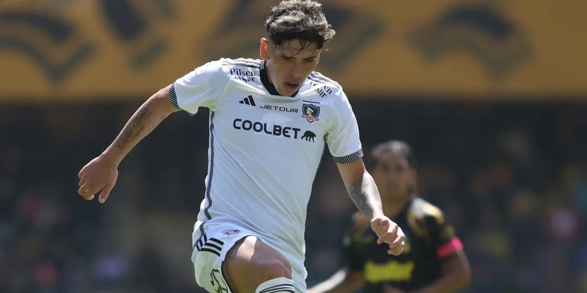 Carlos Palacios enfrentando a Coquimbo Unido con la camiseta de Colo Colo.