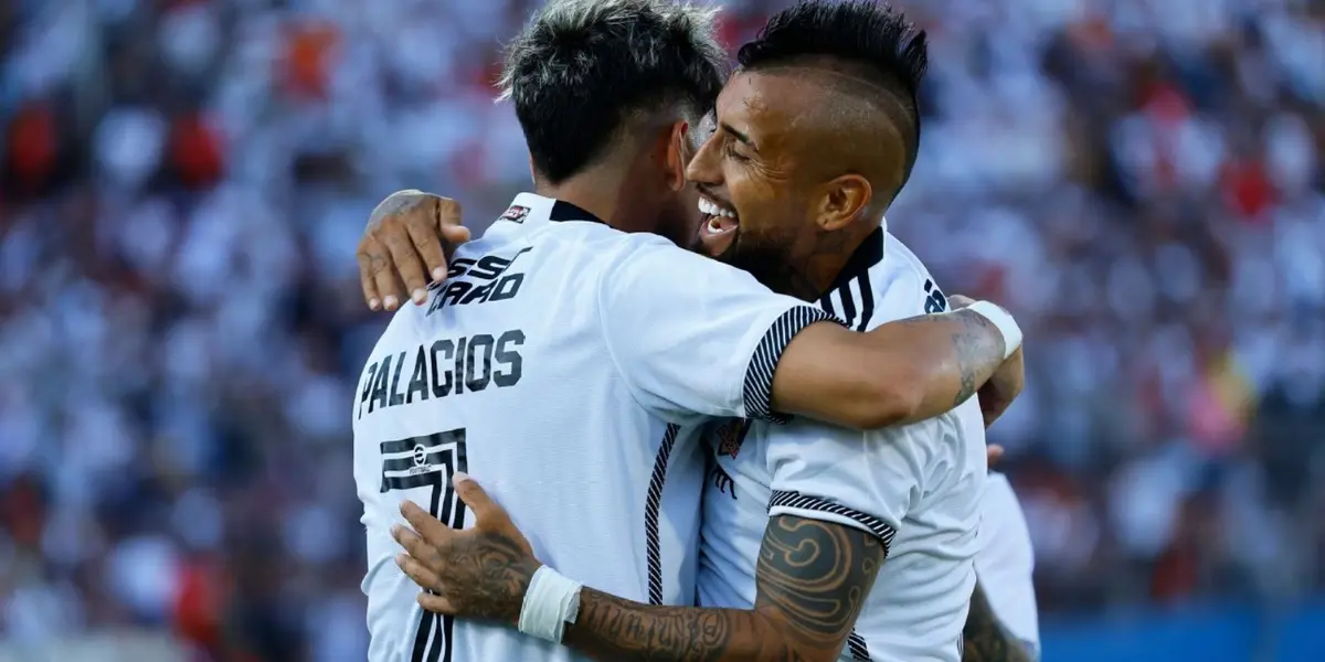 Carlos Palacios y Arturo Vidal celebrando un gol en Colo Colo.