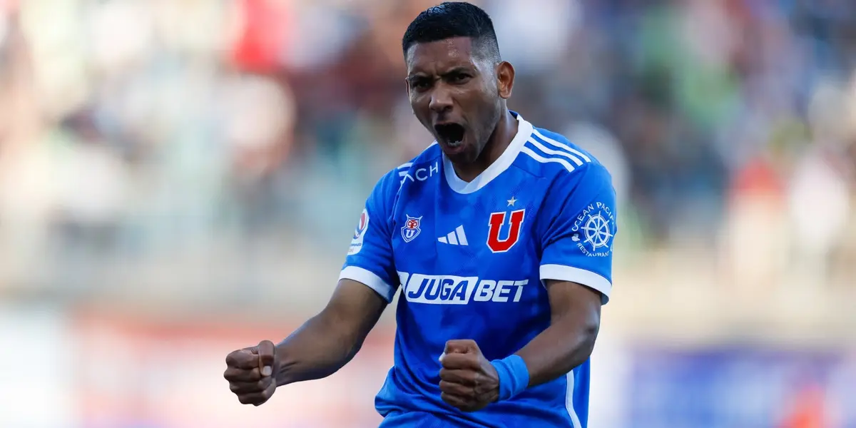 Cristian Palacios celebrando un gol con la camiseta de Universidad de Chile. 