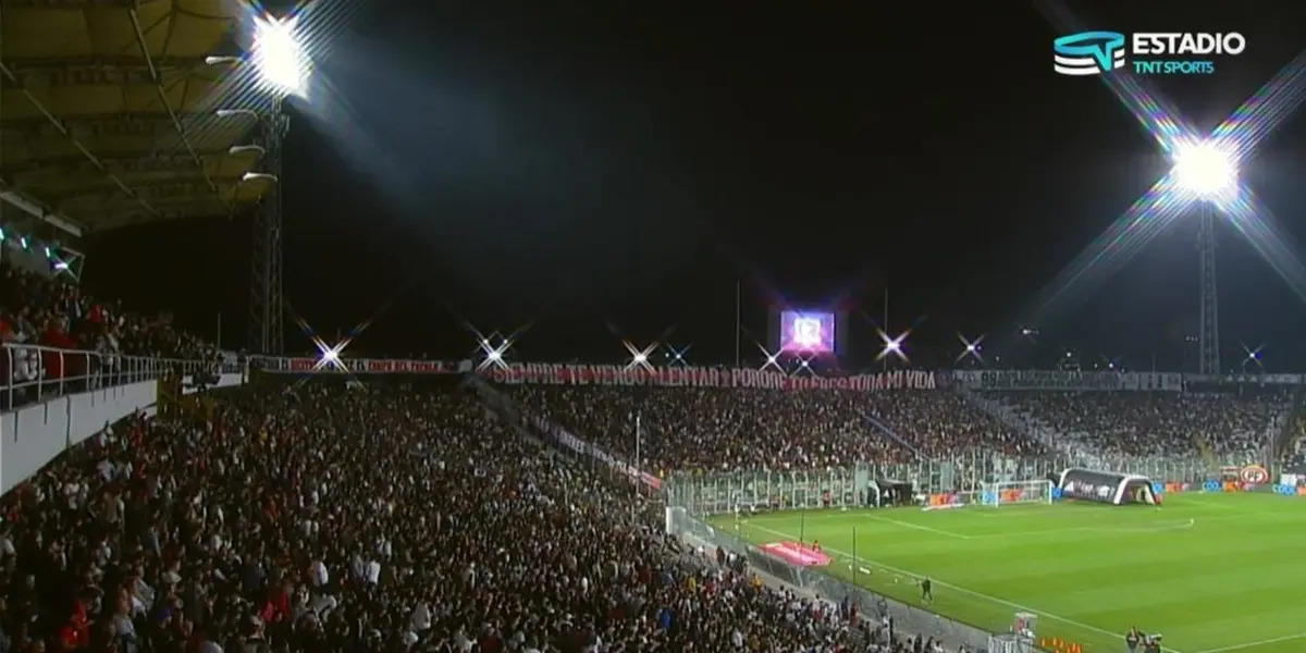 El delantero paraguayo llegó al Estadio Monumental a pesar de no ser citado.