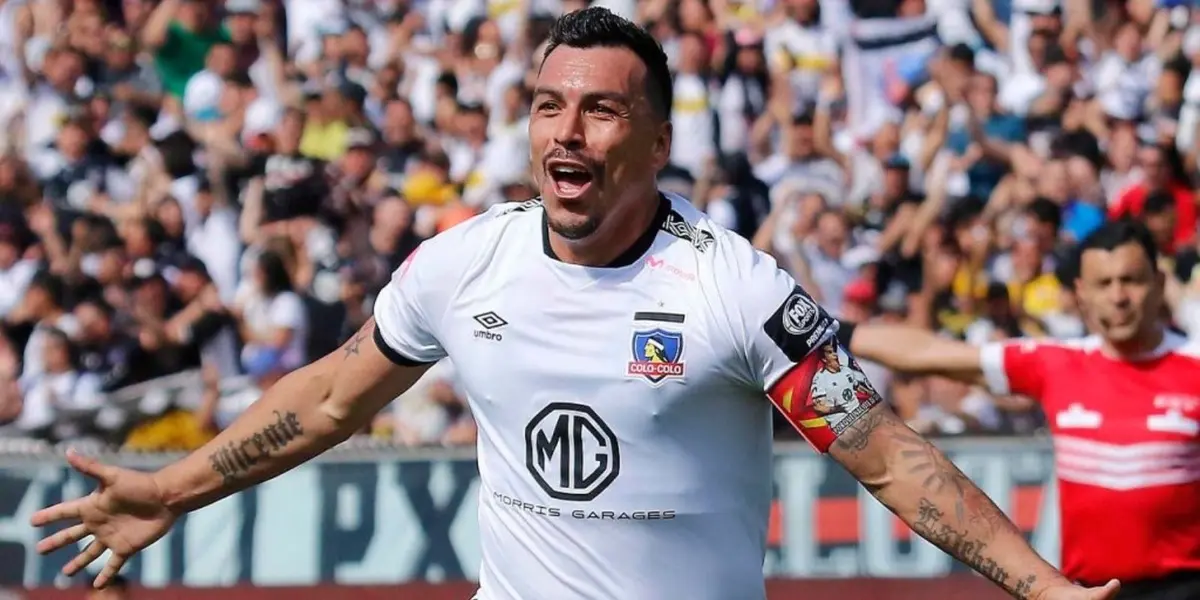 El ídolo de Colo-Colo fue a saludar a los jugadores albos al camarín luego del empate ante Universidad Católica