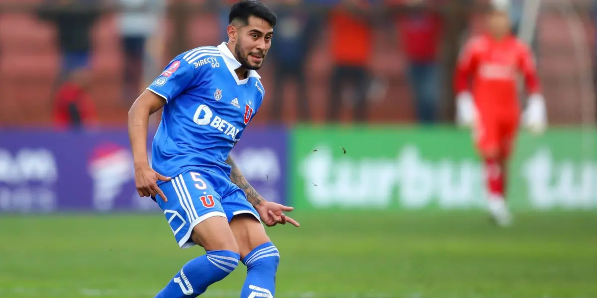 Emmanuel Ojeda con la camiseta de Universidad de Chile. 