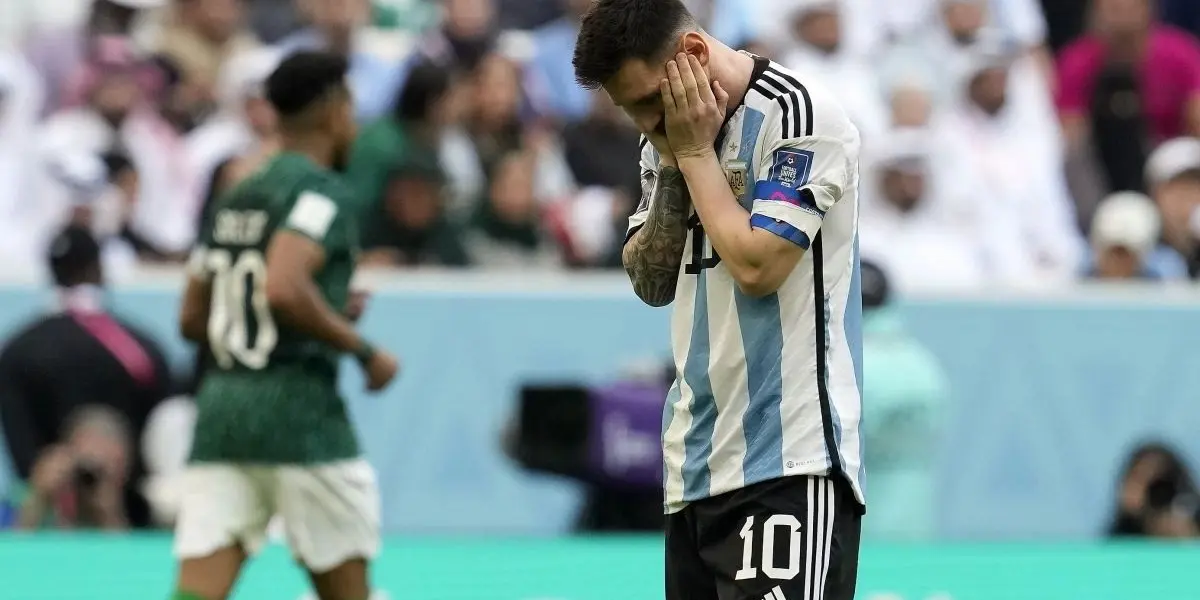 En un duelo que quedará para los libros de historia, Argentina perdió en su debut ante el rival más débil de su grupo. 