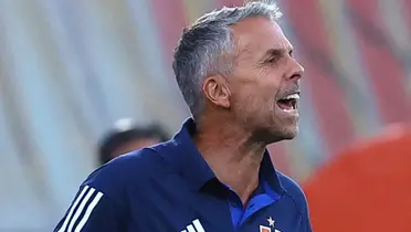 Gustavo Álvarez dirigiendo a Universidad de Chile. 