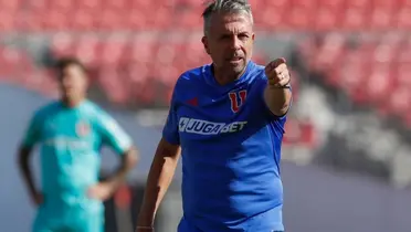 Gustavo Álvarez dirigiendo en Universidad de Chile. 