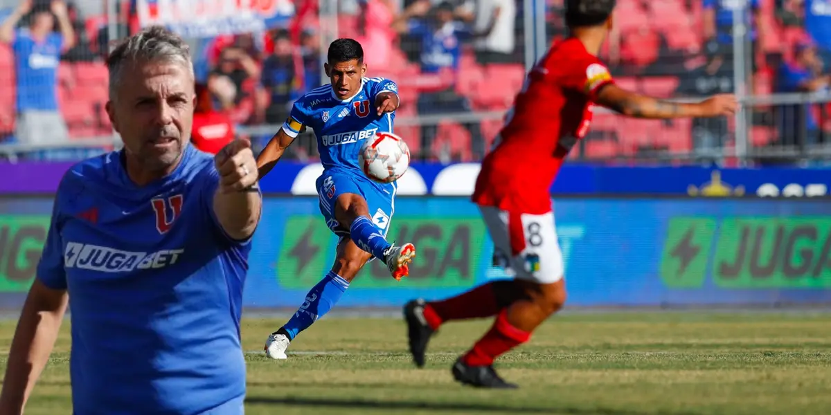 Gustavo Álvarez dirigiendo en Universidad de Chile. 