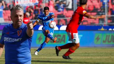 Gustavo Álvarez dirigiendo en Universidad de Chile. 