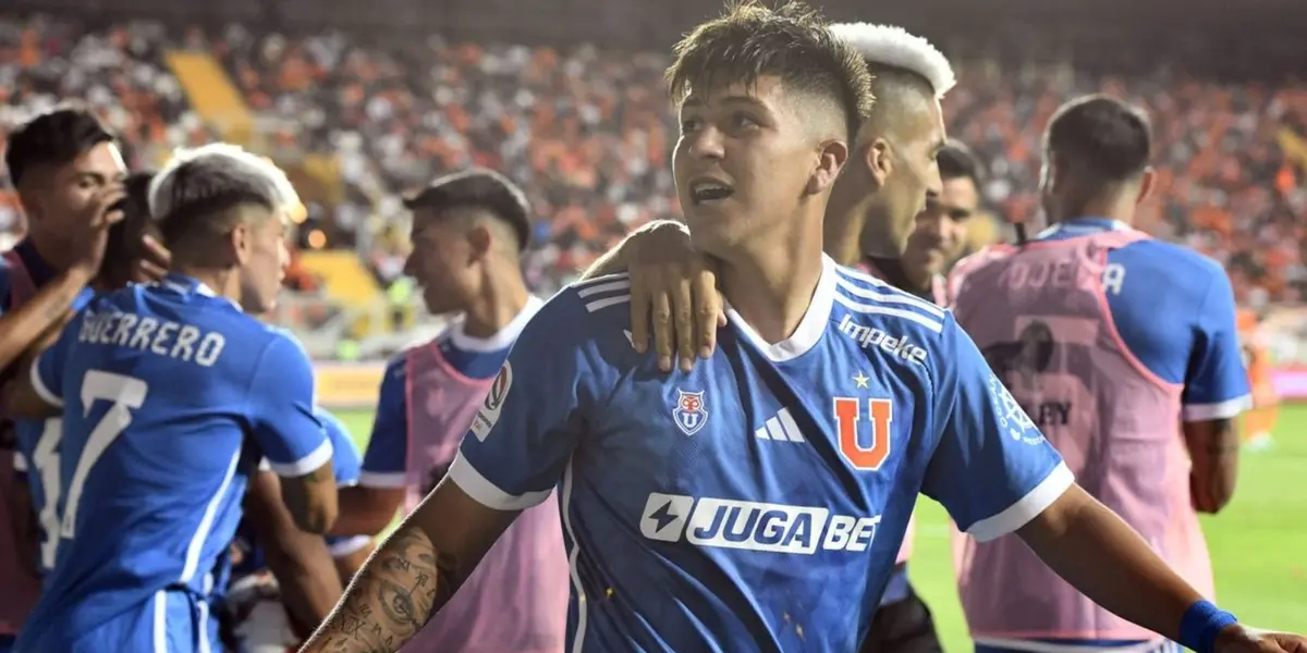 Jugadores de Universidad de Chile celebrando el triunfo ante Cobreloa. 