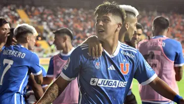 Jugadores de Universidad de Chile celebrando el triunfo ante Cobreloa. 