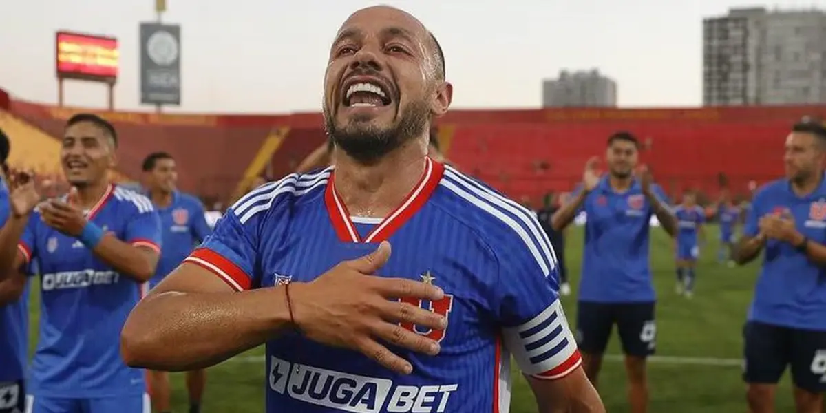 Marcelo Díaz celebrando con la camiseta de Universidad de Chile. 