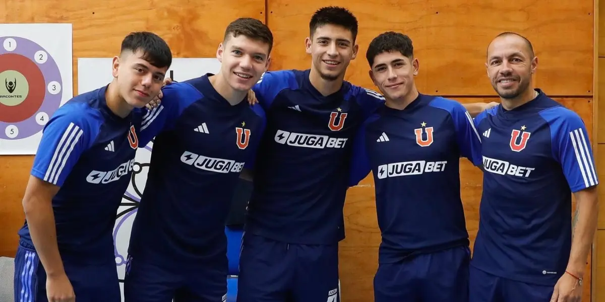 Marcelo Díaz con jugadores jóvenes del plantel de Universidad de Chile.