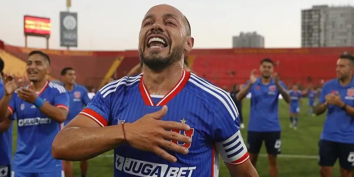 Marcelo Díaz y los jugadores de Universidad de Chile celebrando un triunfo. 