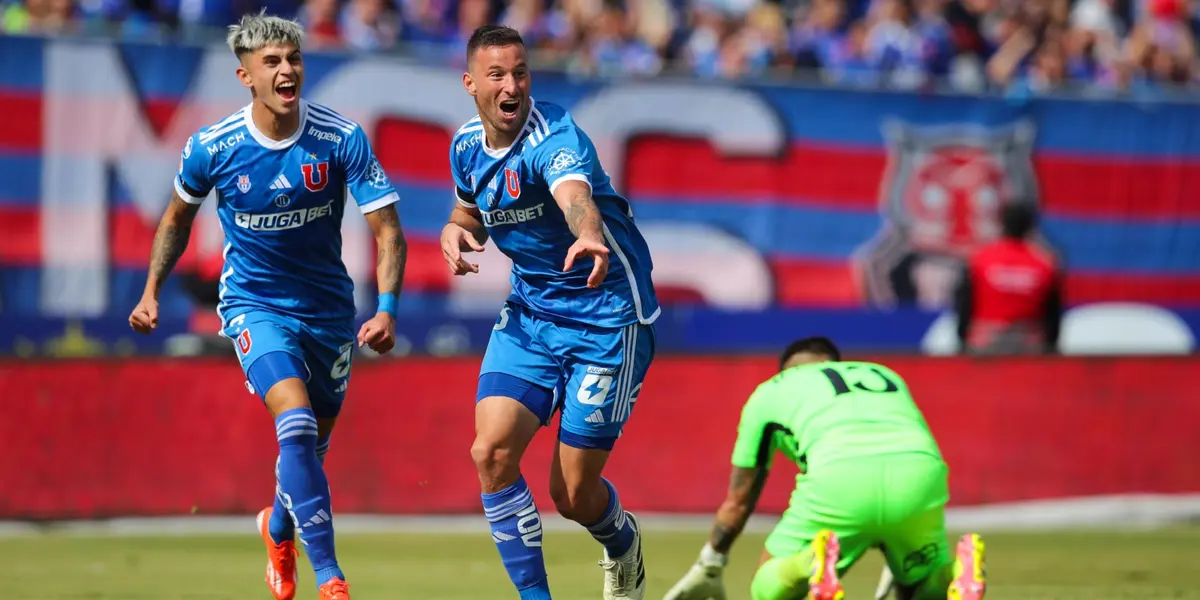 Maximiliano Guerrero y Luciano Pons celebrando con la camiseta de Universidad de Chile. 