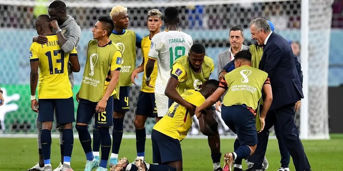 Tras la desastroza eliminación de Ecuador en la fase de grupos de la Copa del Mundo, los medios de comunicación cuestionaron varias decisiones del DT. 